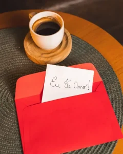 envelope com cartão e xicara de cafe